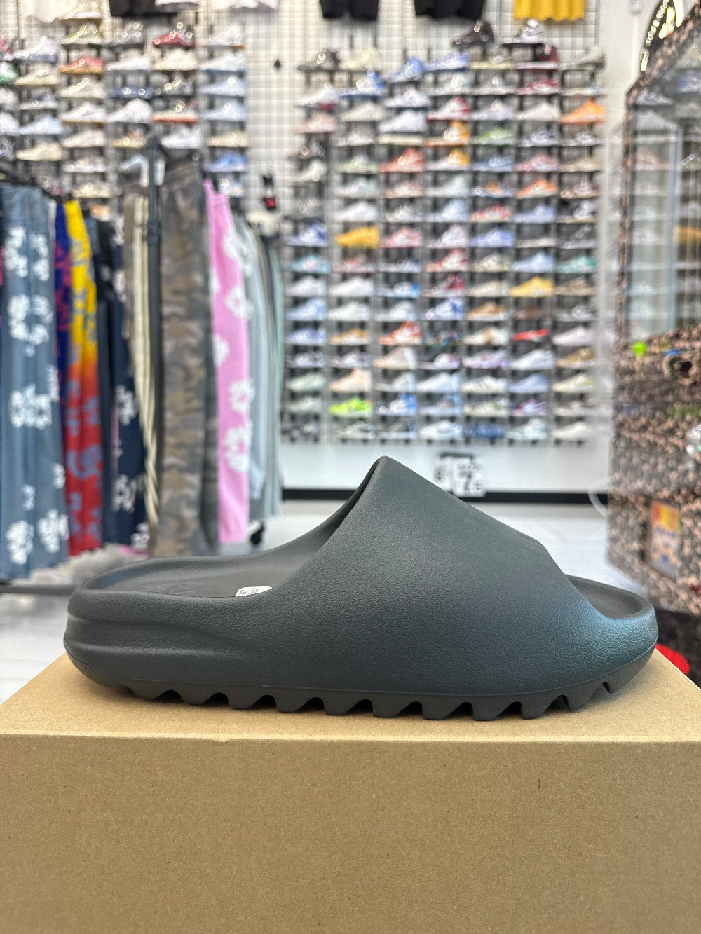 YEEZY SLIDE - DARK ONYX