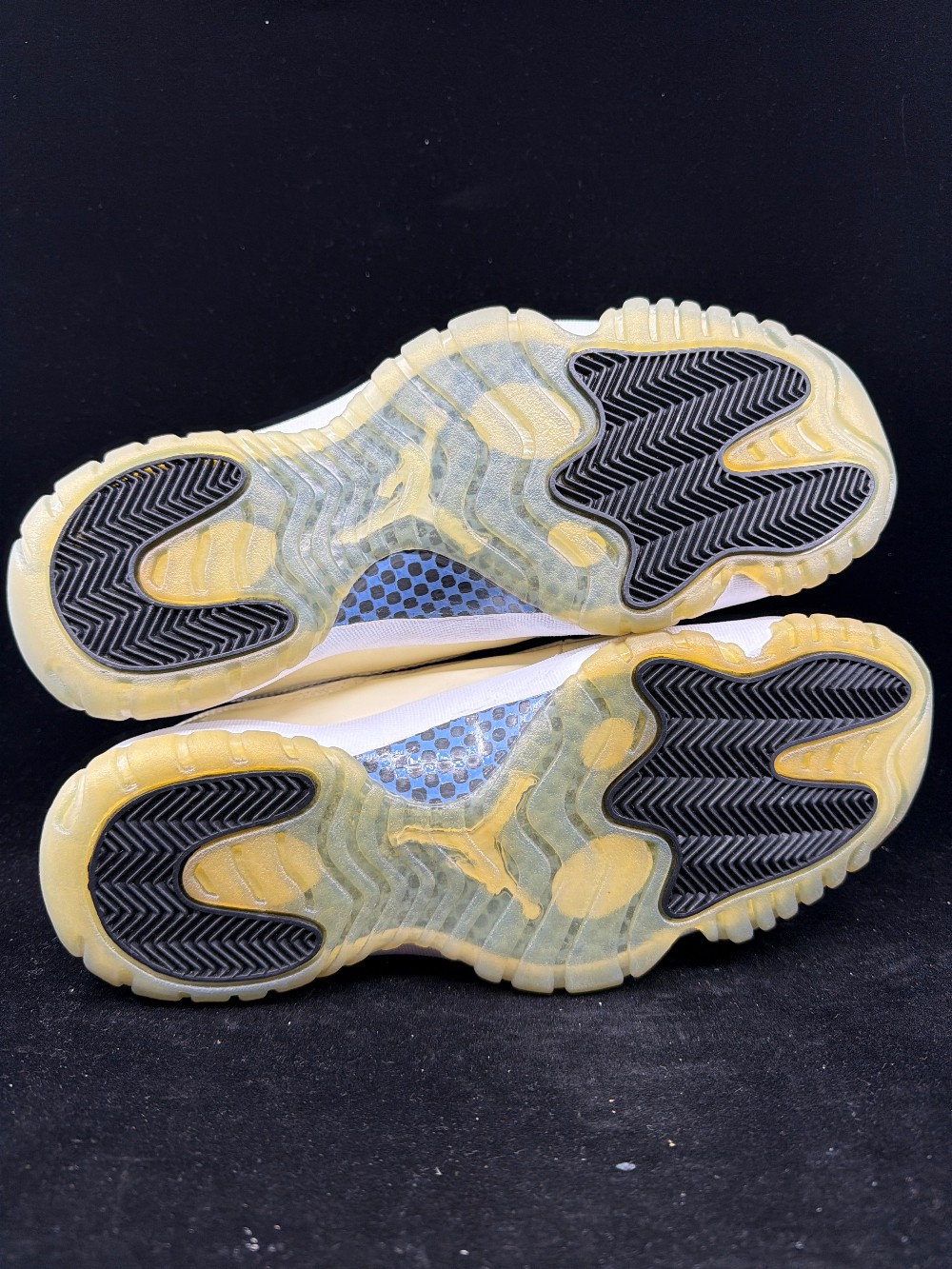 AJ 11 - LEGEND BLUE (2001)