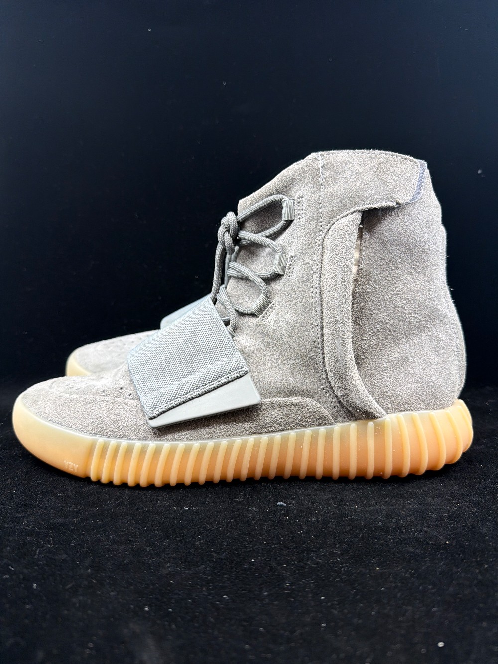 YEEZY 750 BOOST - LIGHT GREY GLOW IN THE DARK
