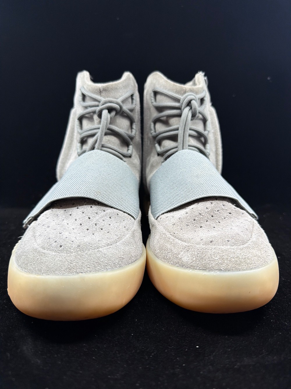 YEEZY 750 BOOST - LIGHT GREY GLOW IN THE DARK
