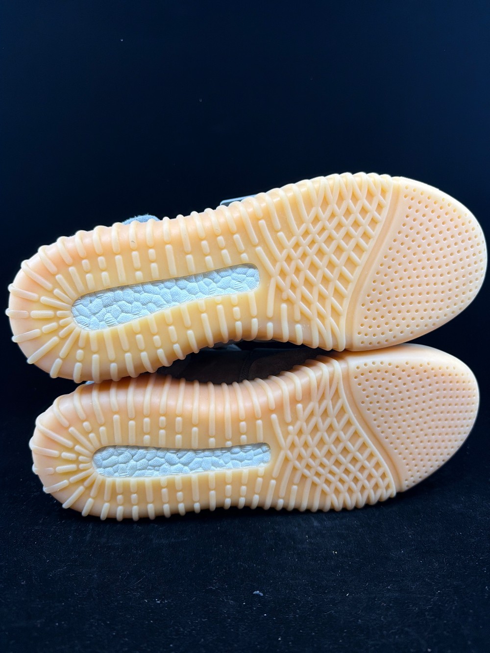 YEEZY 750 BOOST - LIGHT GREY GLOW IN THE DARK