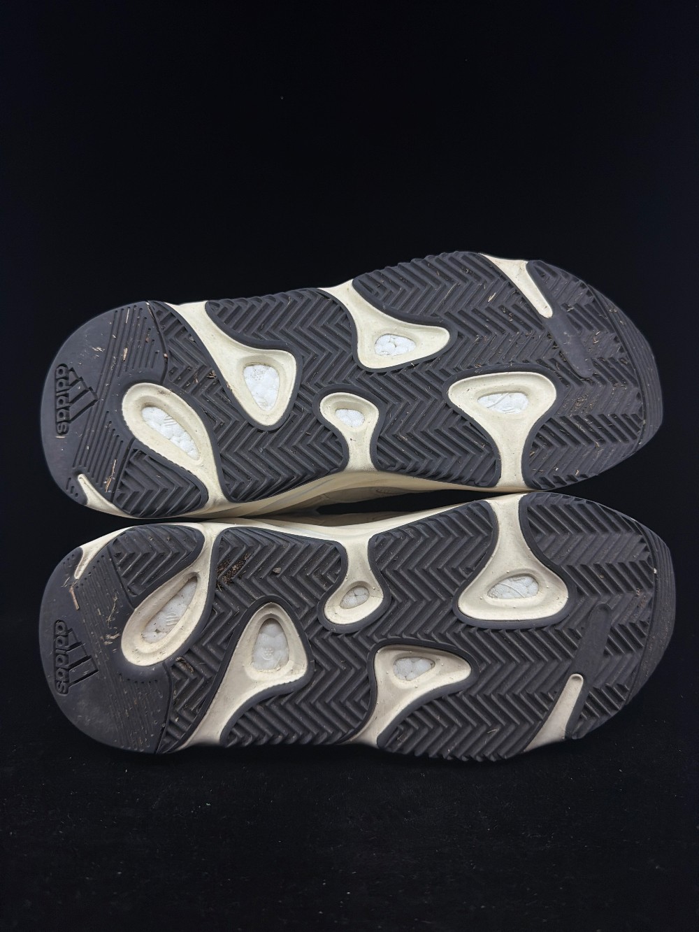 *USED* YEEZY 700 BOOST - ANALOG