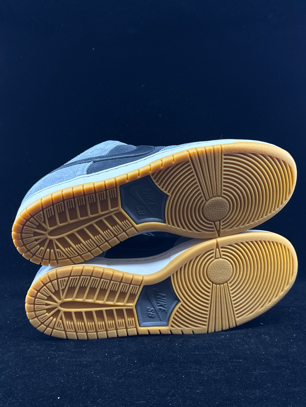 NIKE SB DUNK LOW - DARK SMOKE GREY