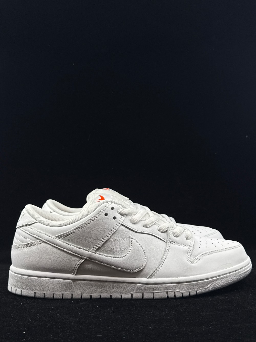 NIKE SB DUNK LOW - TRIPLE WHITE
