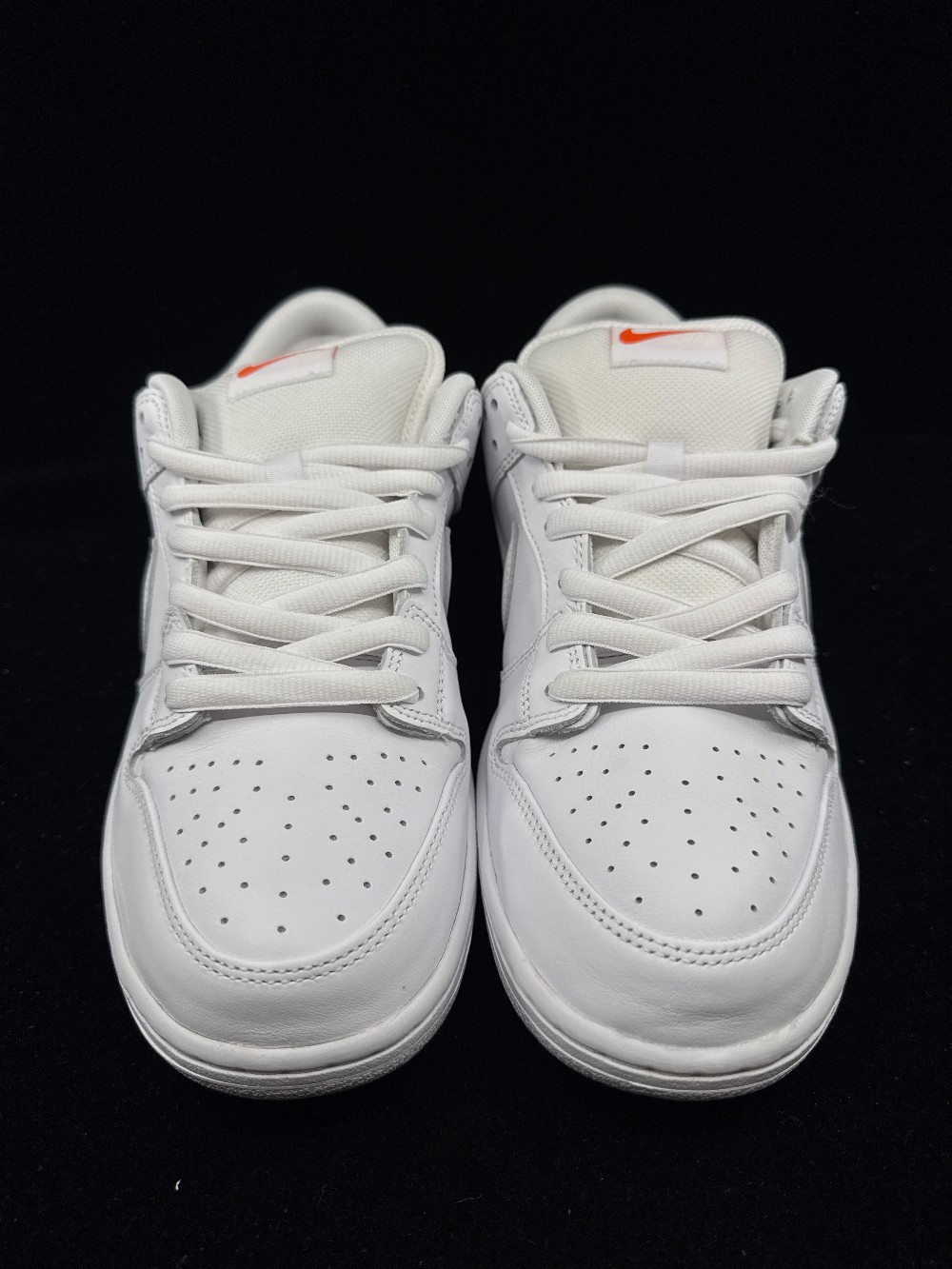 NIKE SB DUNK LOW - TRIPLE WHITE