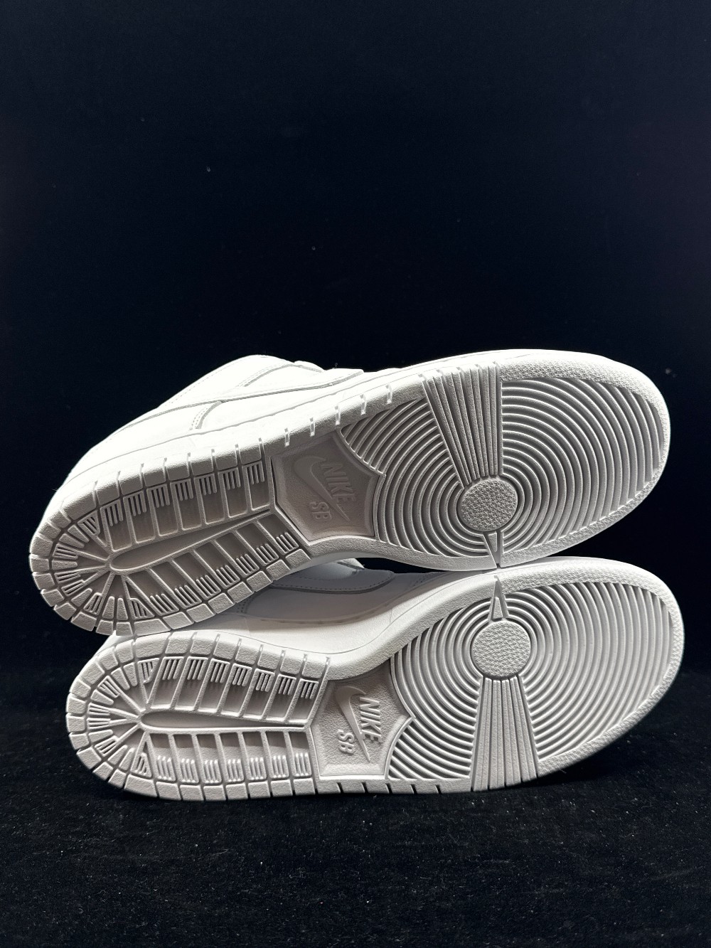 NIKE SB DUNK LOW - TRIPLE WHITE