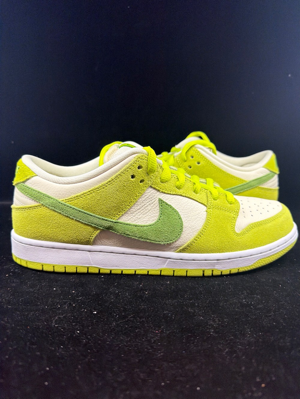 *USED* NIKE SB DUNK LOW - GREEN APPLE