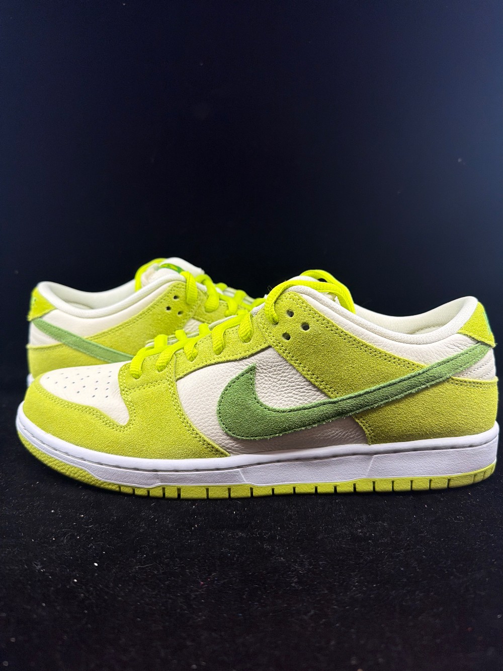 *USED* NIKE SB DUNK LOW - GREEN APPLE