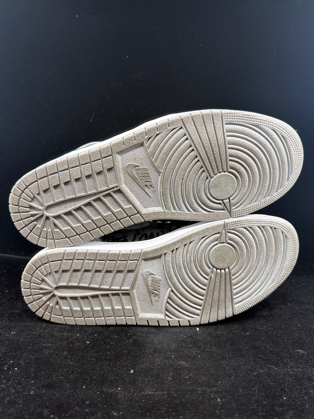 *USED* AJ 1 - REBELLIONAIRE