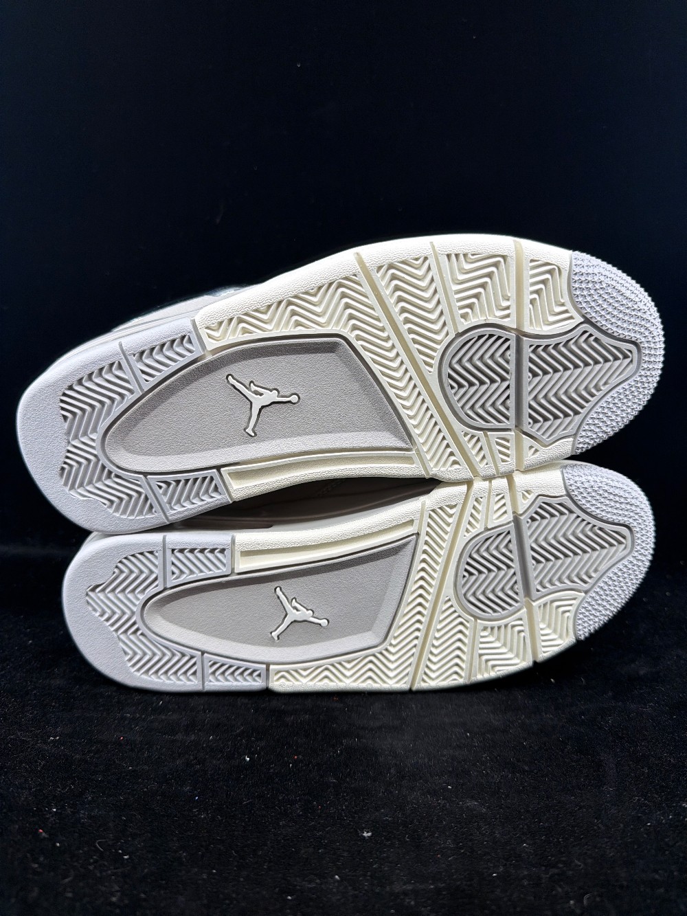 AJ 4 (W) - FROZEN MOMENTS