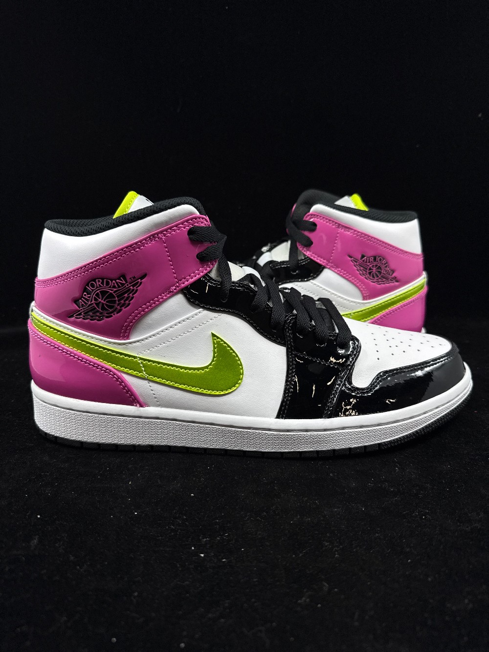 AJ 1 MID - WHITE BLACK CYBER PINK