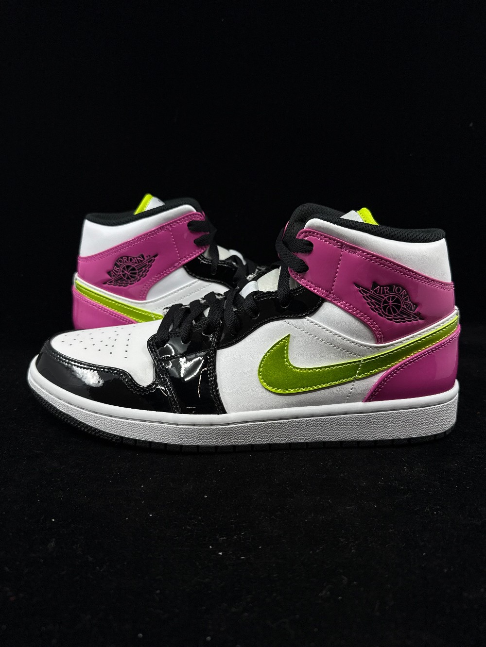 AJ 1 MID - WHITE BLACK CYBER PINK