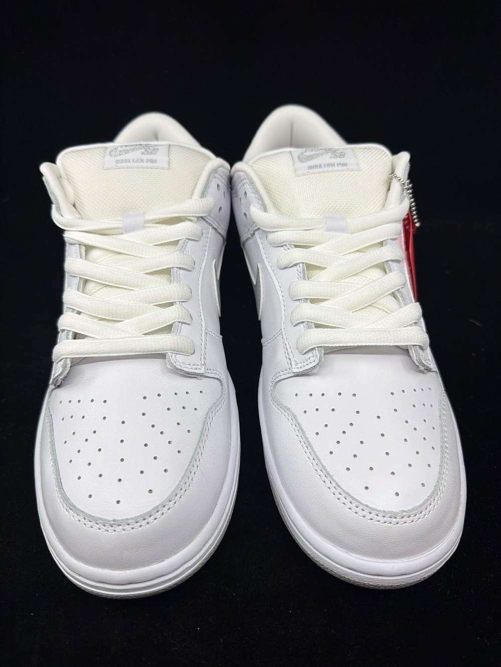 NIKE SB DUNK LOW X SUPREME - 94 WHITE METALLIC SILVER