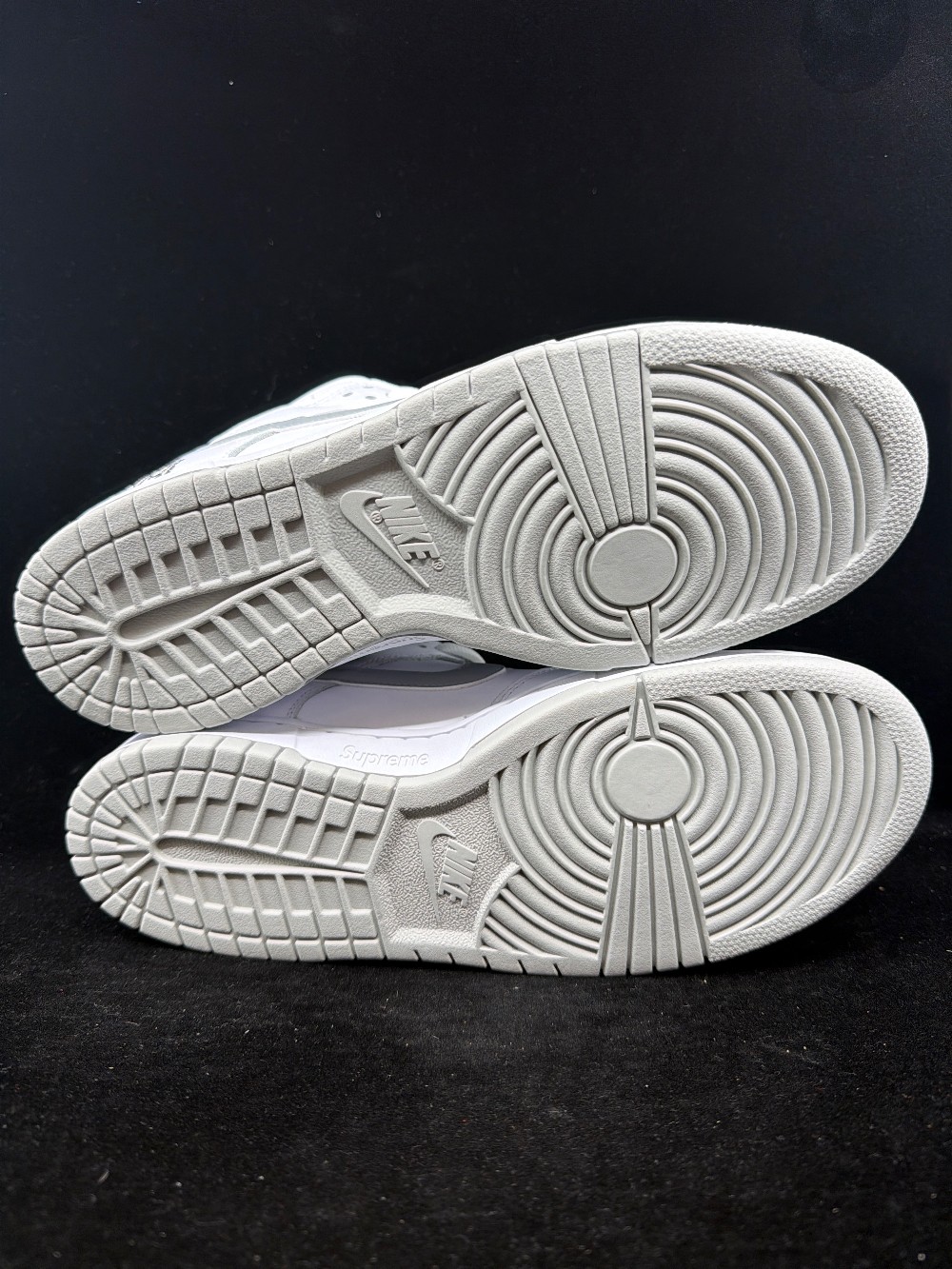 NIKE SB DUNK LOW X SUPREME - 94 WHITE METALLIC SILVER