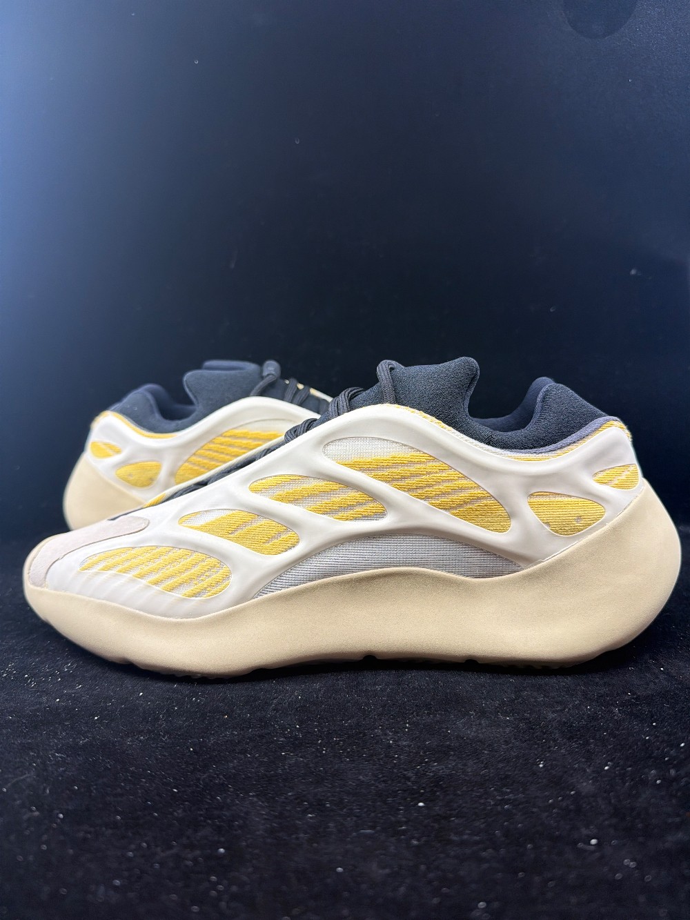*USED* YEEZY 700 V3 - SAFFLOWER