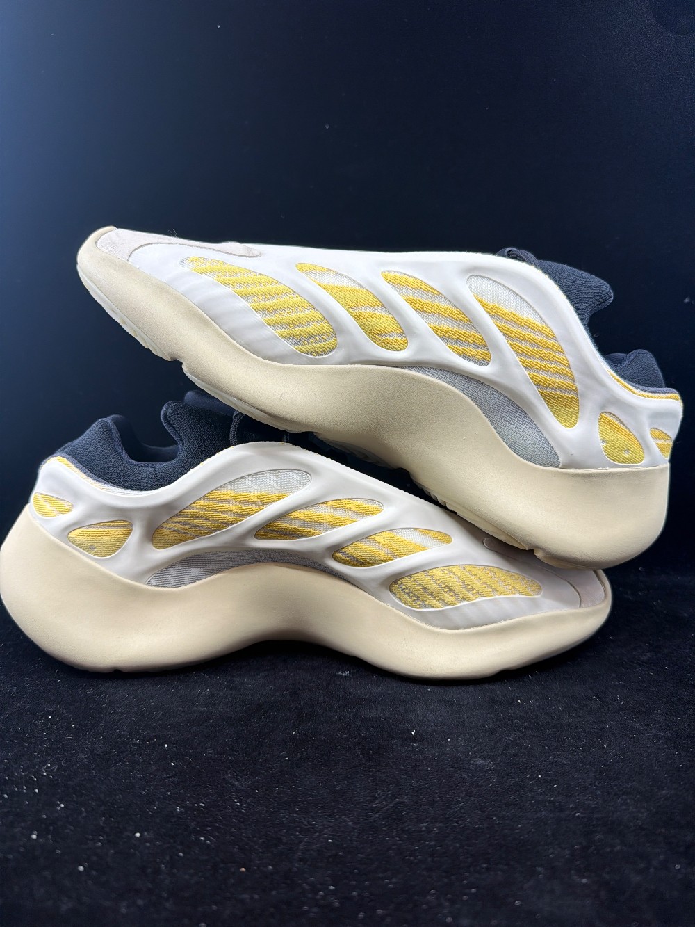 *USED* YEEZY 700 V3 - SAFFLOWER