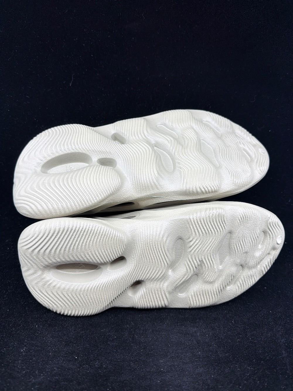 YEEZY FOAM RUNNER - STONE SALT