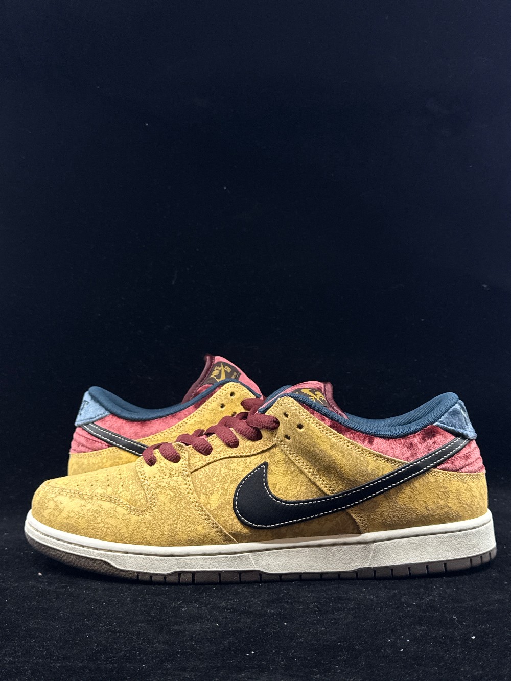 *USED* NIKE SB DUNK LOW - CITY OF CINEMA