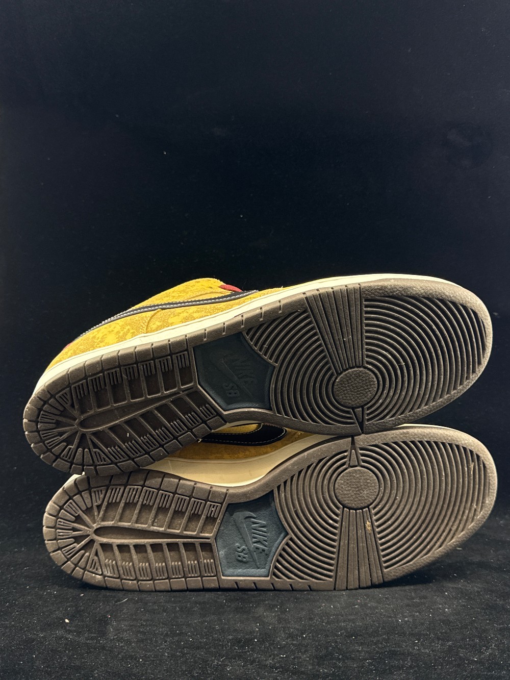 *USED* NIKE SB DUNK LOW - CITY OF CINEMA