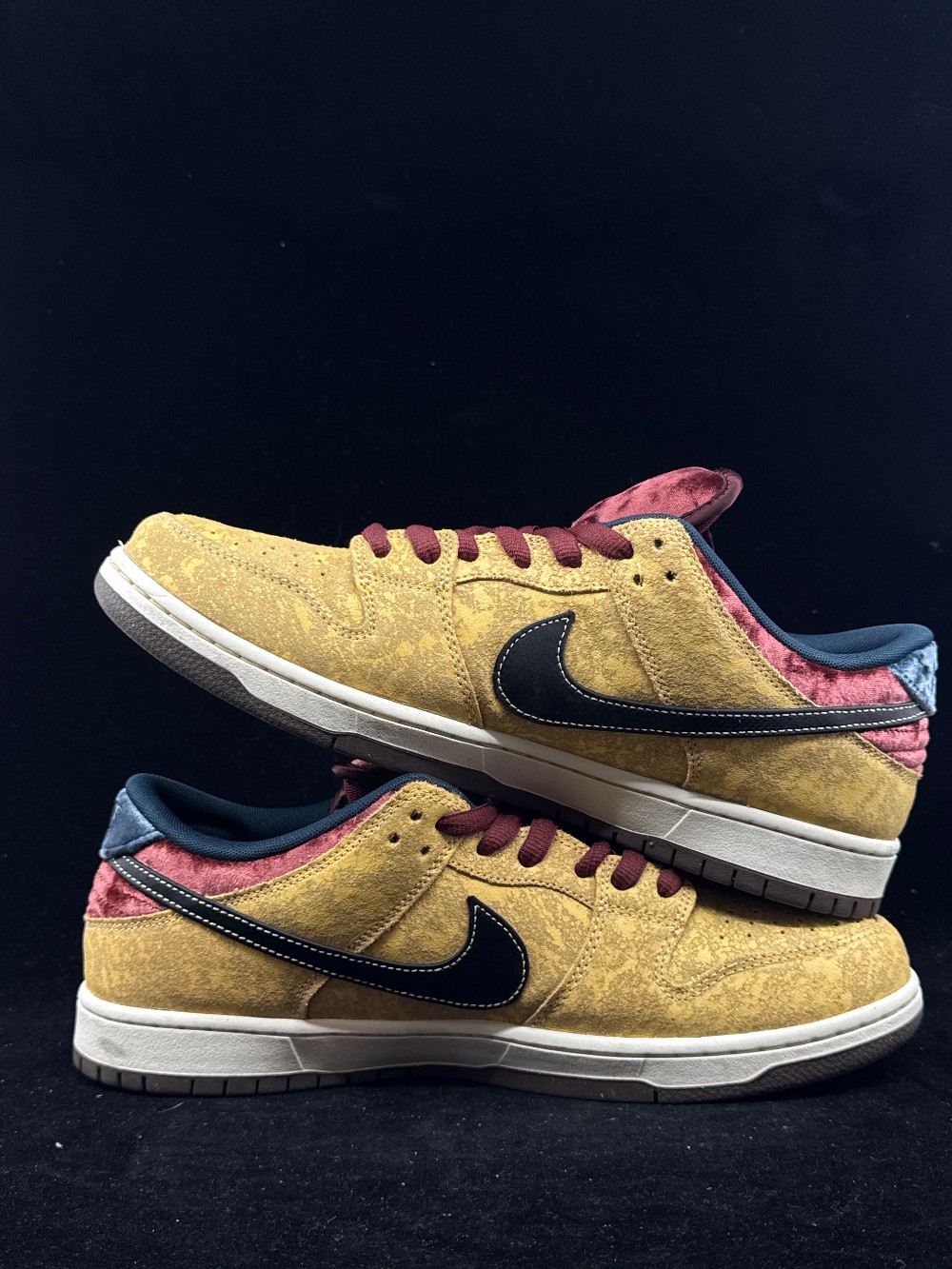 *USED* NIKE SB DUNK LOW - CITY OF CINEMA