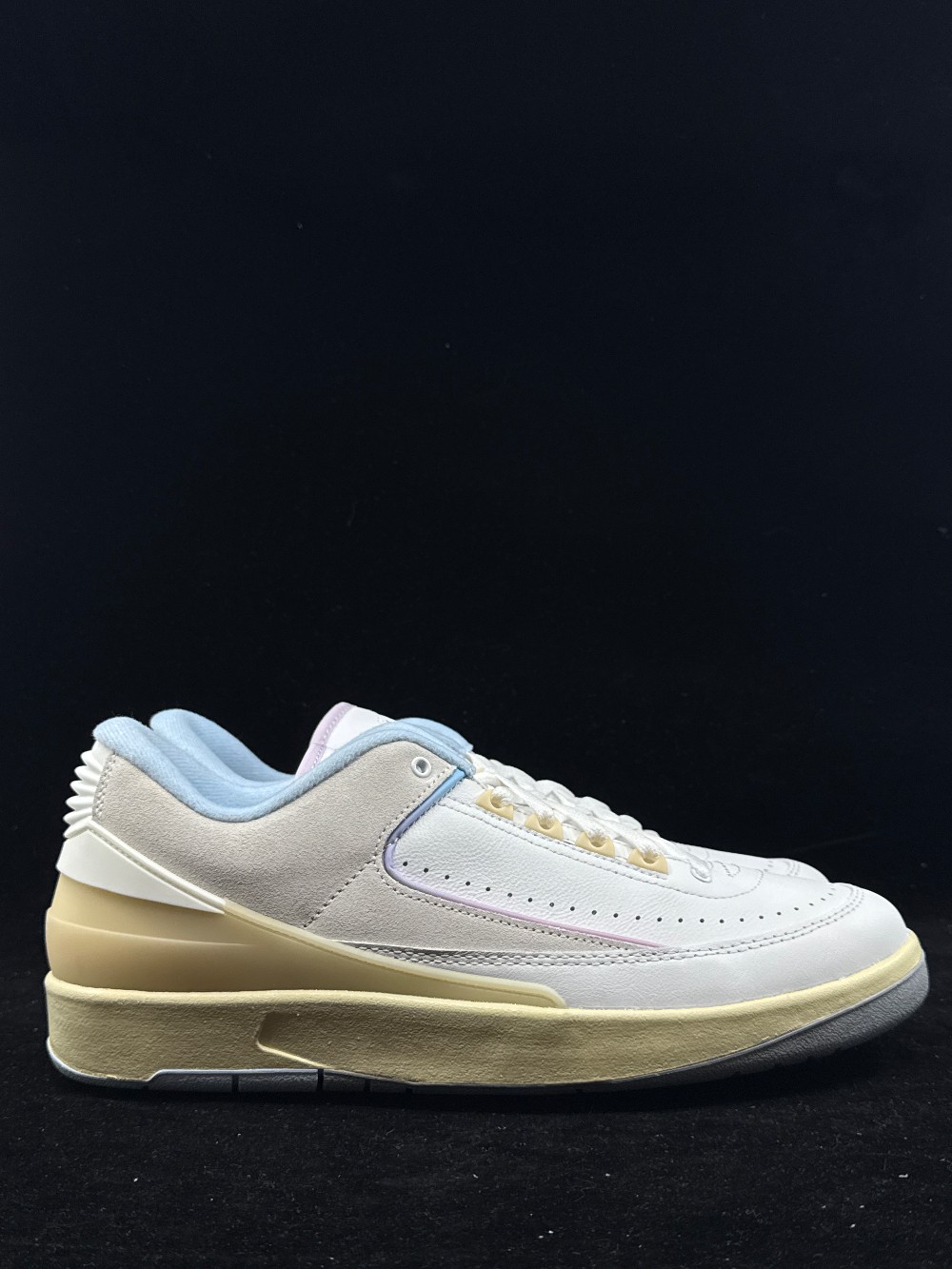 AJ 2 LOW (W) - LOOK, UP IN THE AIR