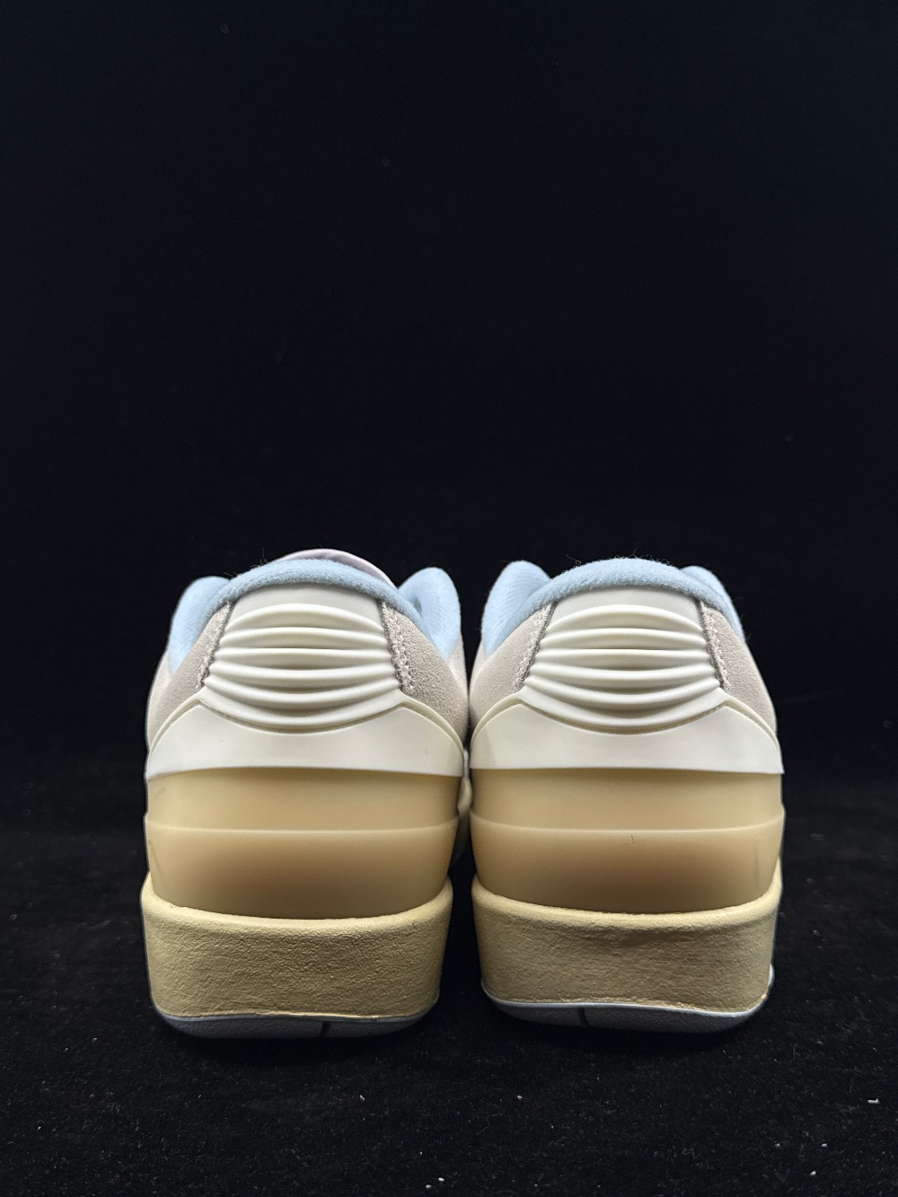 AJ 2 LOW (W) - LOOK, UP IN THE AIR