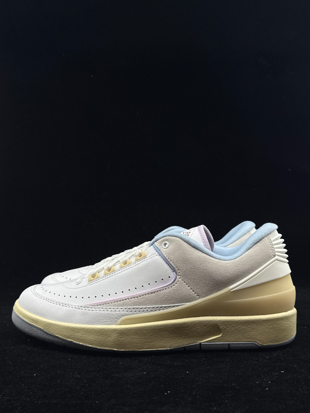 AJ 2 LOW (W) - LOOK, UP IN THE AIR