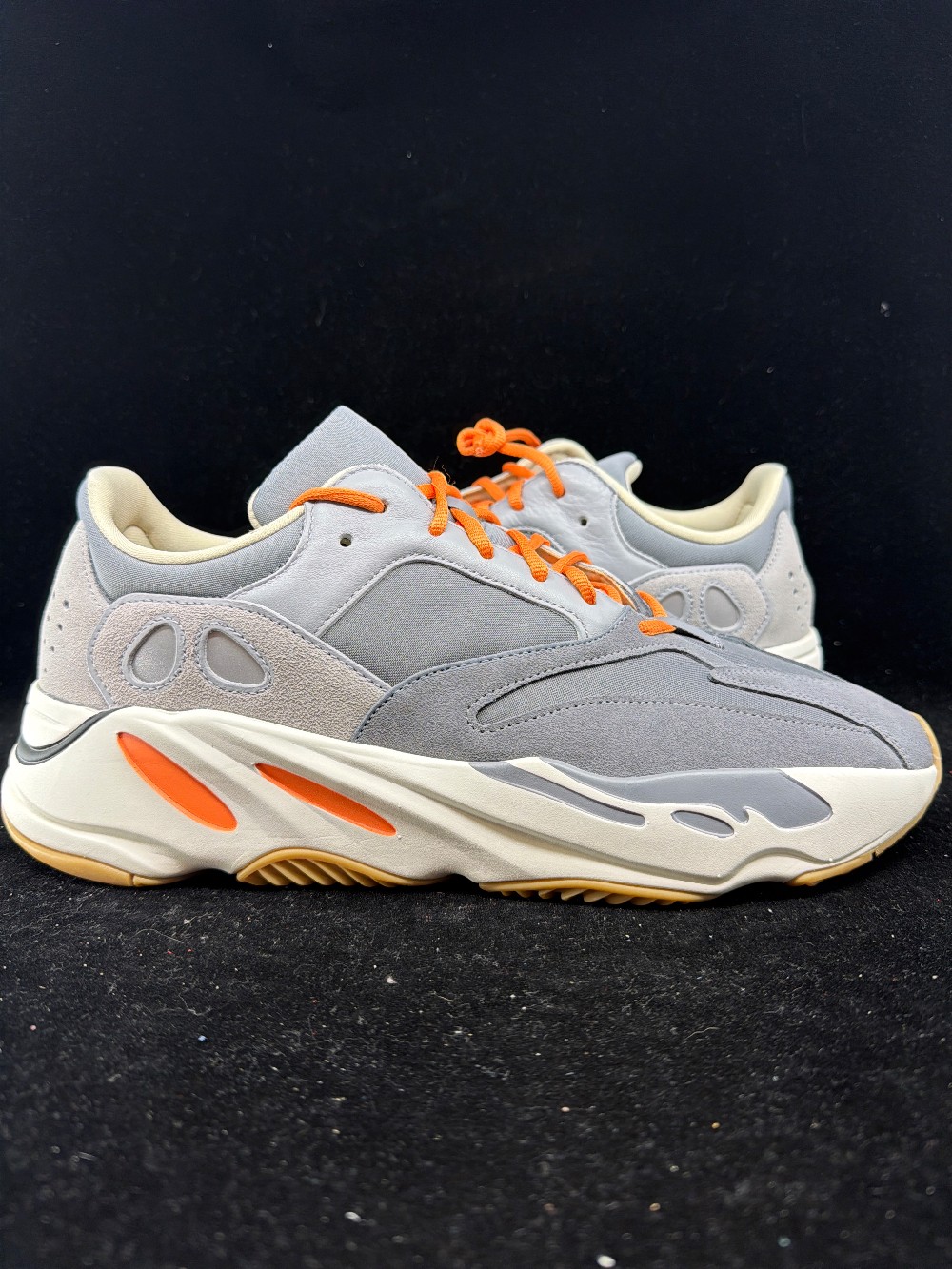 *VNDS* YEEZY BOOST 700 - MAGNET