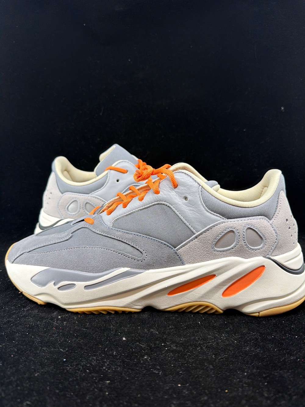 *VNDS* YEEZY BOOST 700 - MAGNET