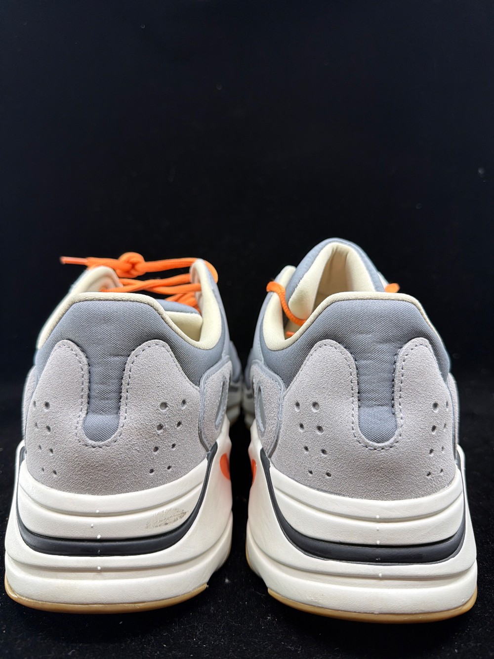 *VNDS* YEEZY BOOST 700 - MAGNET