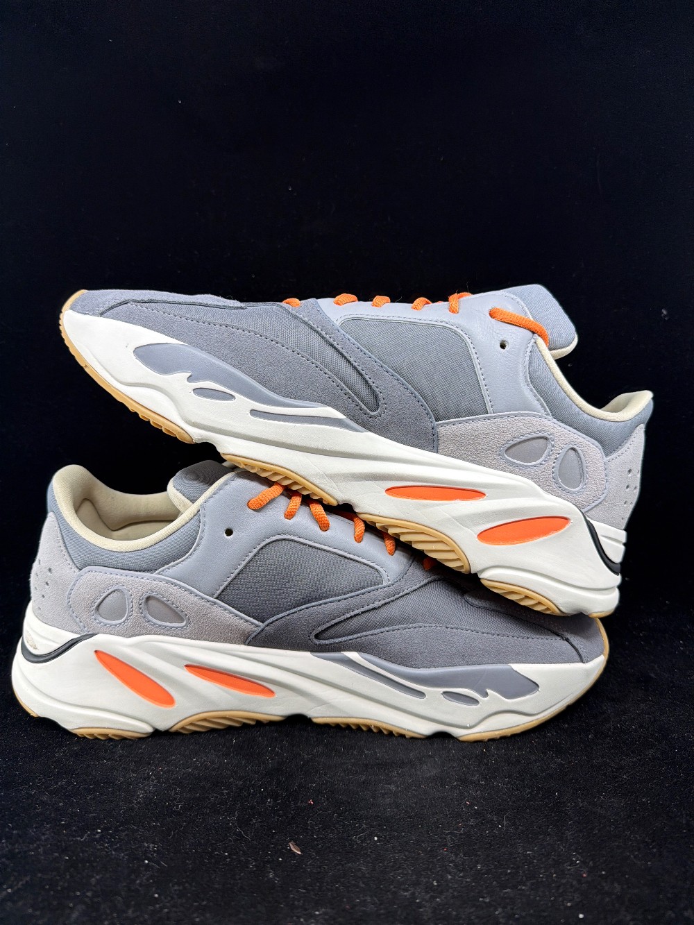 *VNDS* YEEZY BOOST 700 - MAGNET