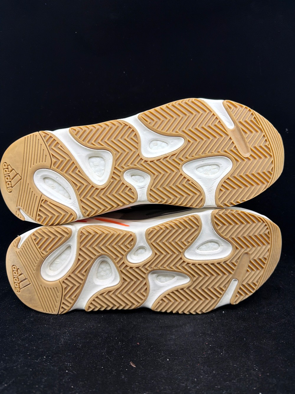 *VNDS* YEEZY BOOST 700 - MAGNET