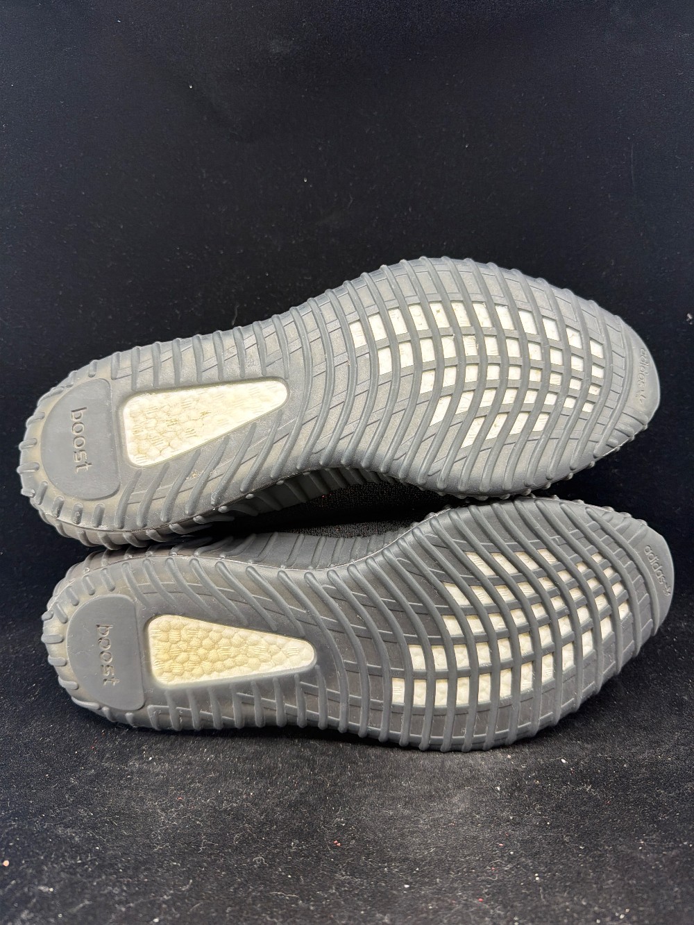 *USED* YEEZY BOOST 350 V2 - CORE BLACK RED