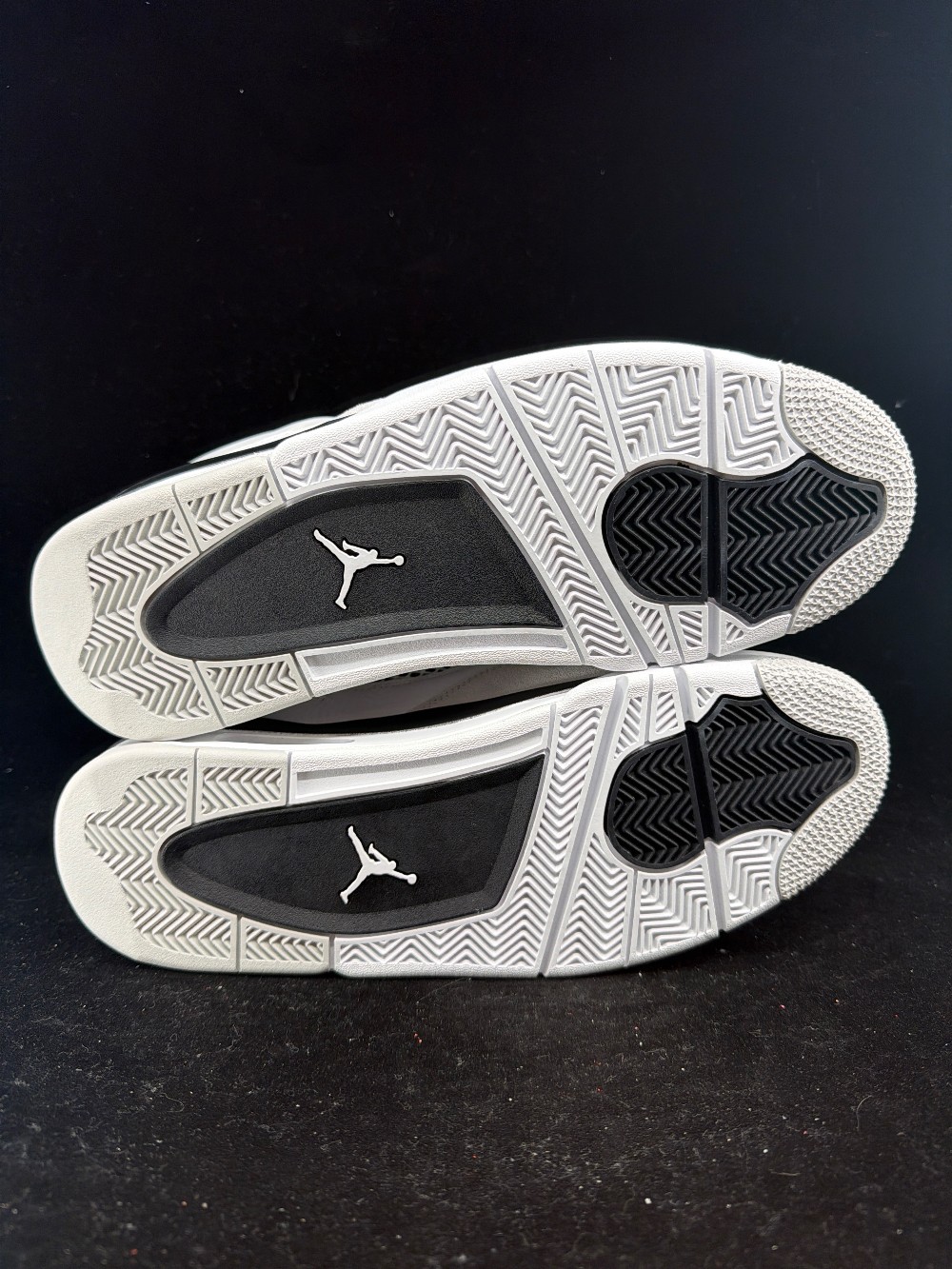 AJ 4 - MILITARY BLACK