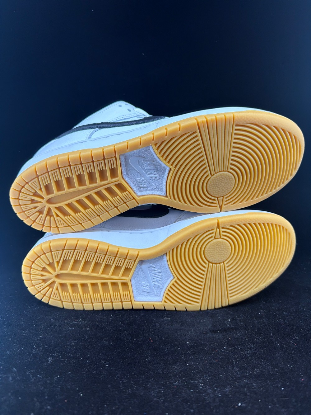 NIKE SB DUNK LOW - WHITE GUM