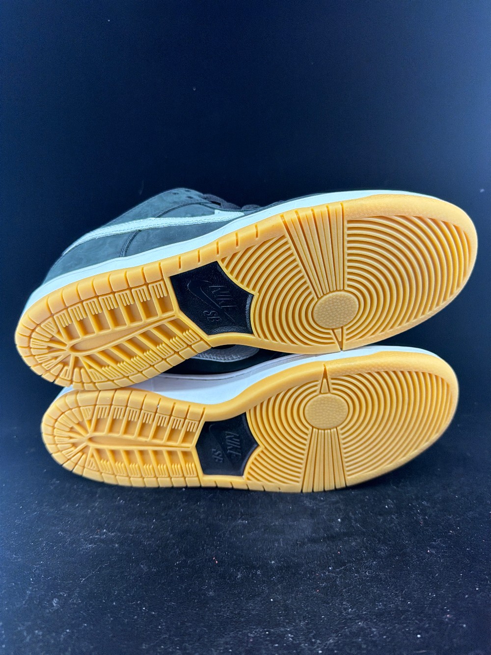 NIKE SB DUNK LOW - BLACK GUM