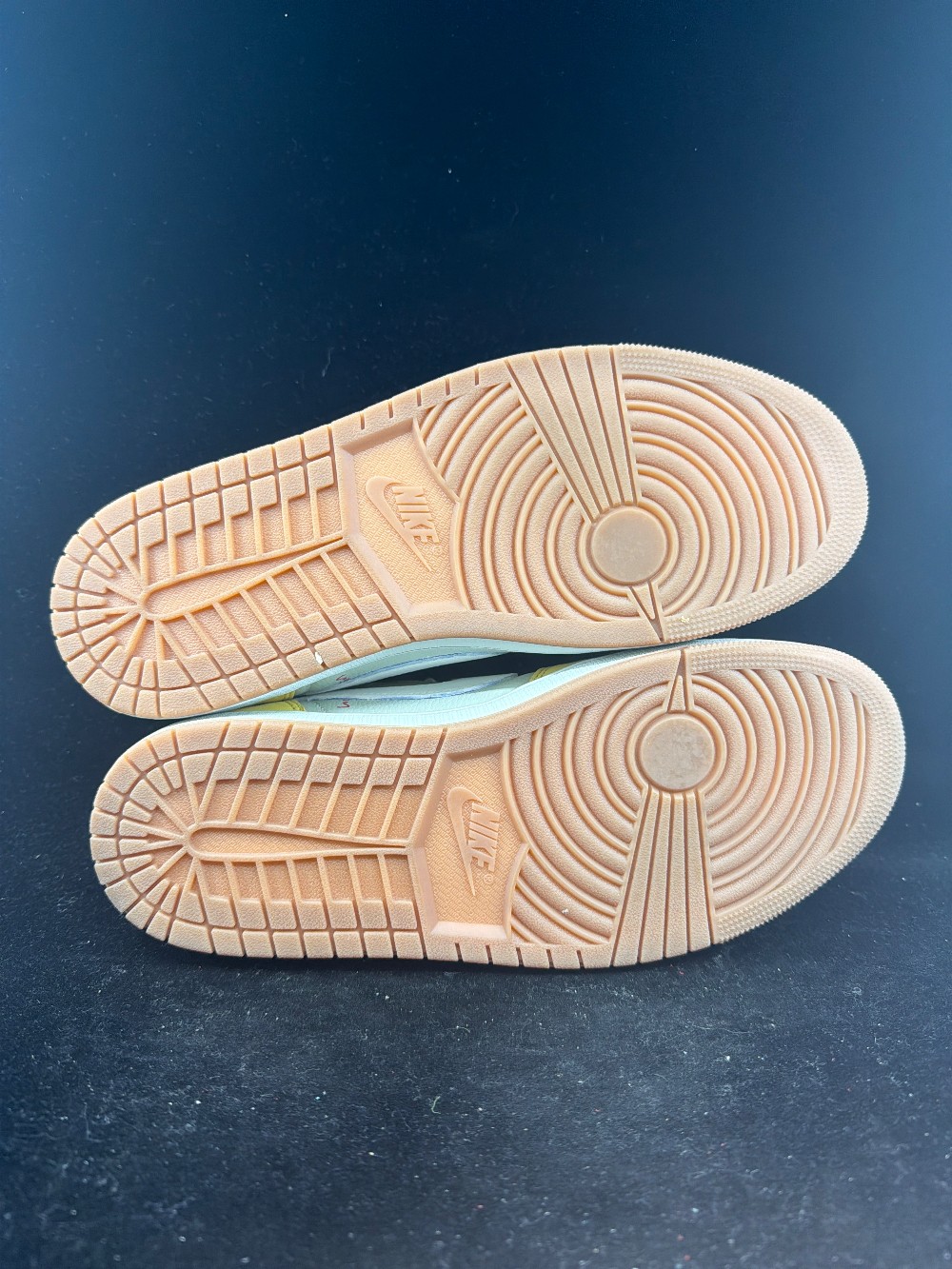 *USED* AJ 1 X TRAVIS SCOTT (W) - CANARY