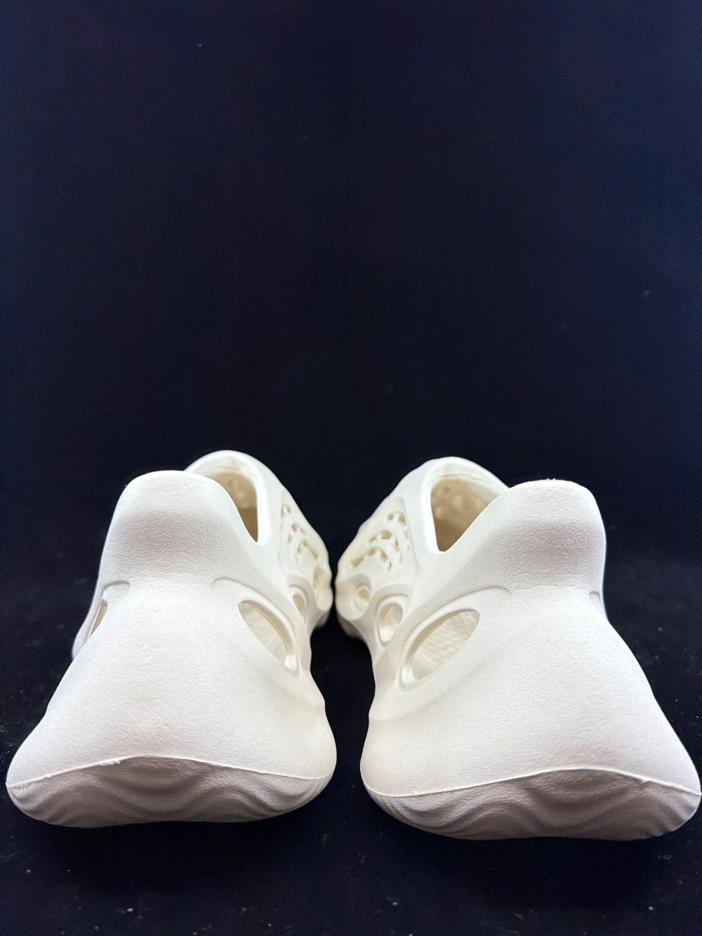 *VNDS* YEEZY FOAM RUNNER - ARARAT