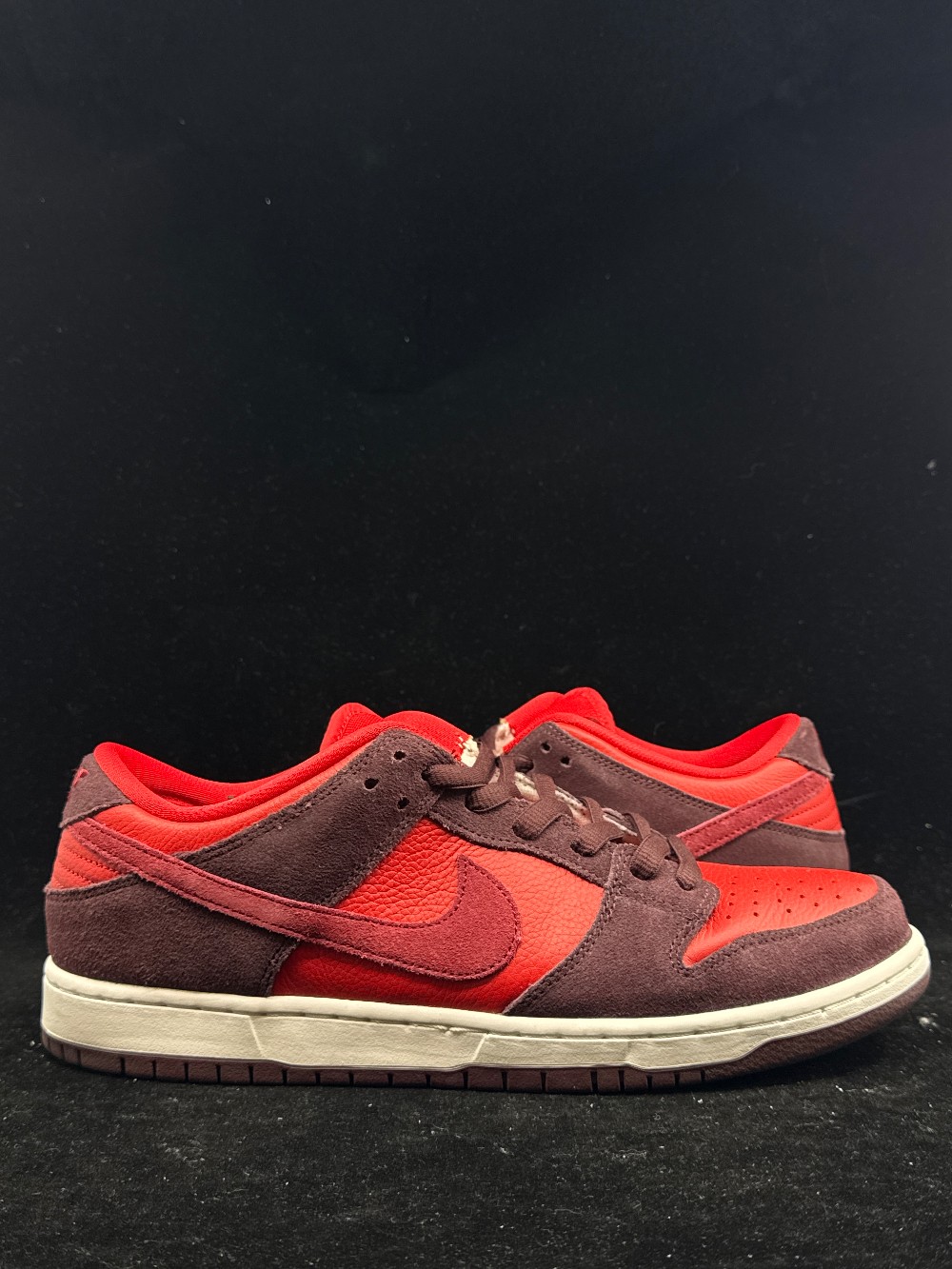 *USED* NIKE SB DUNK LOW -  CHERRY