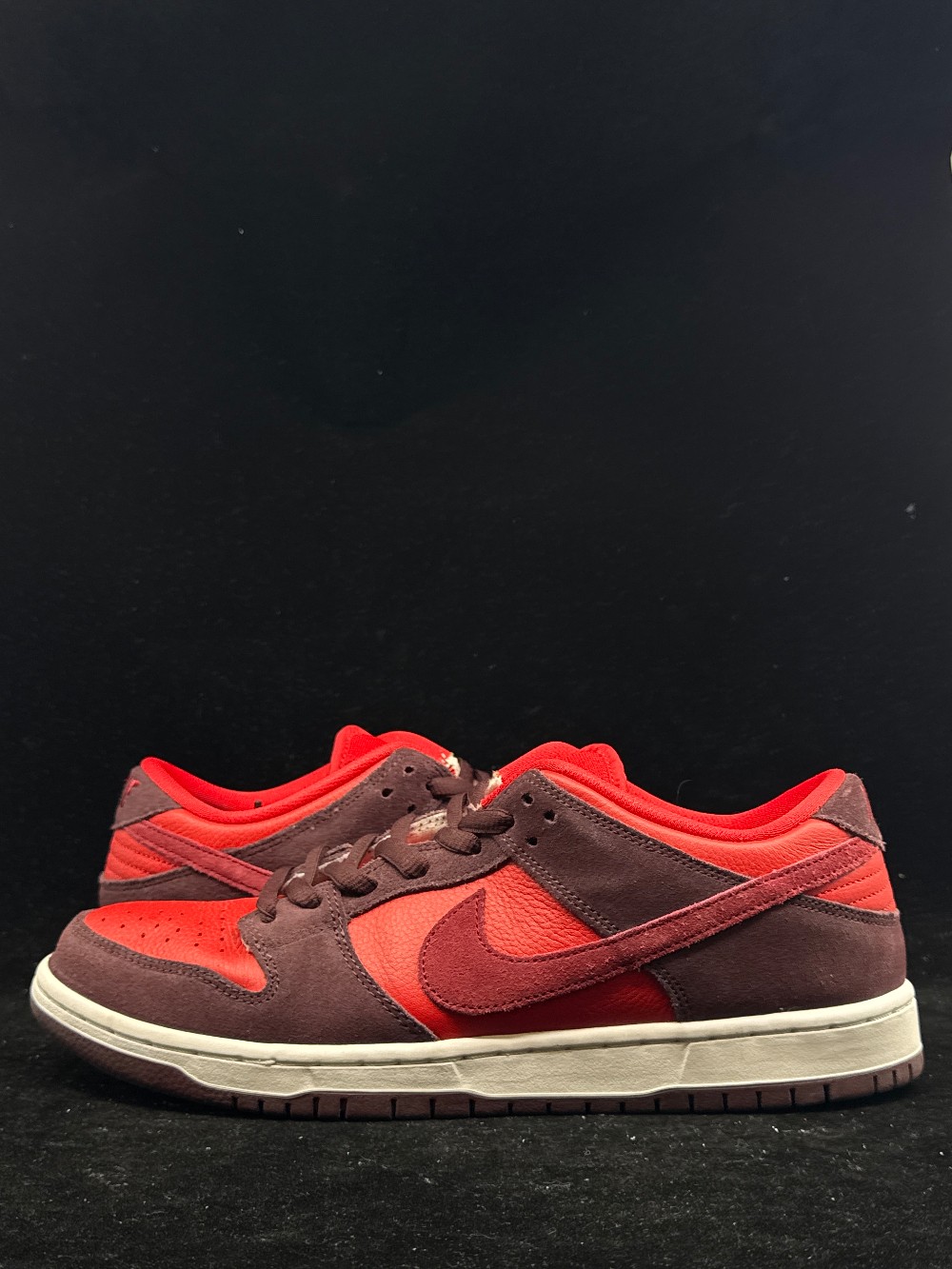 *USED* NIKE SB DUNK LOW -  CHERRY