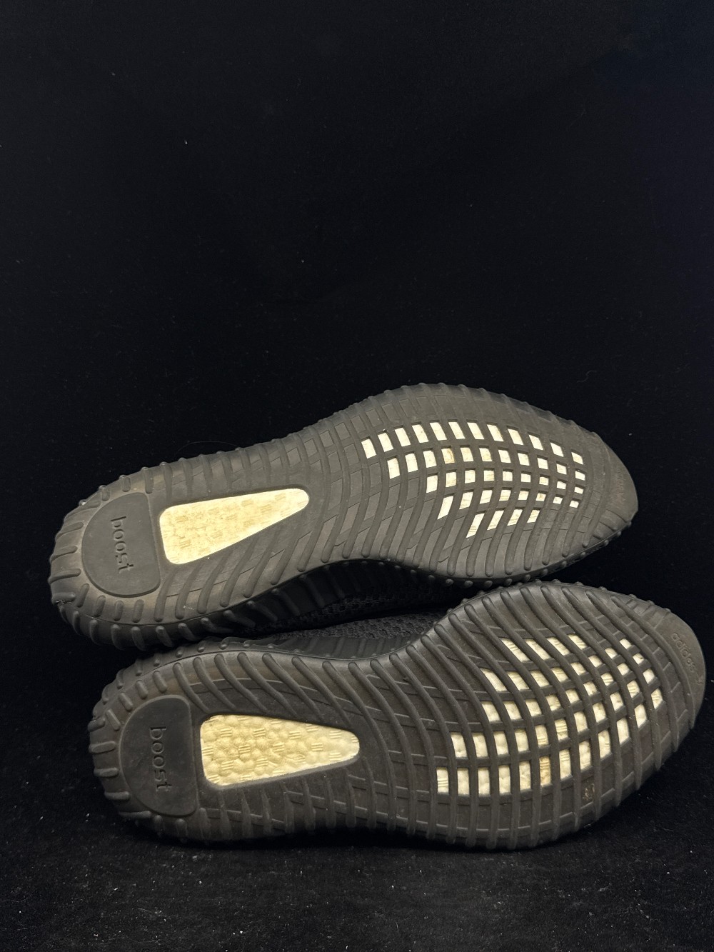 *USED* YEEZY 350 V2 - BLACK (NON-REFECTIVE)