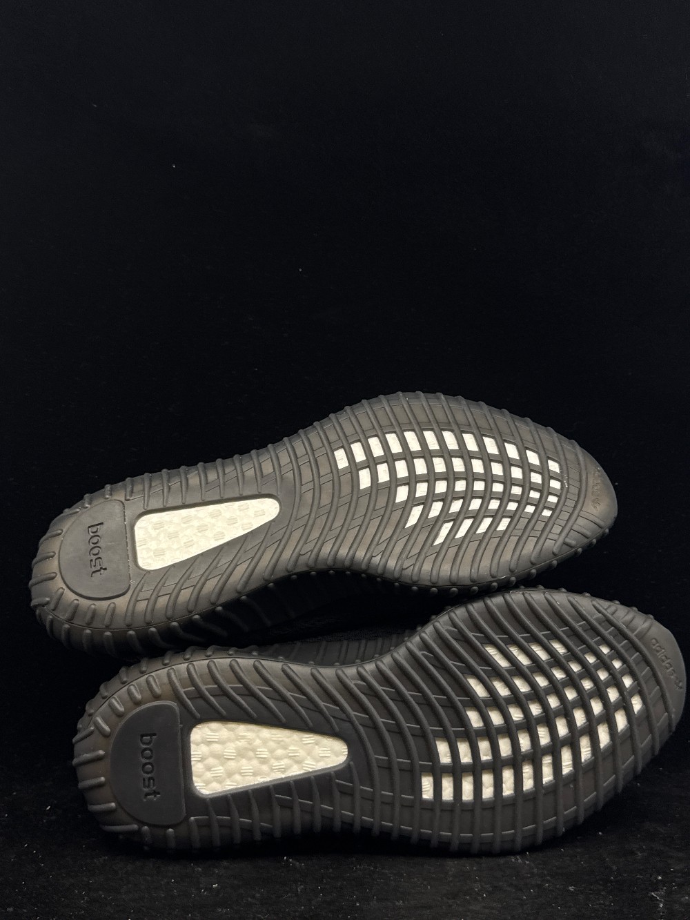 YEEZY 350 BOOST V2 - BLACK RED