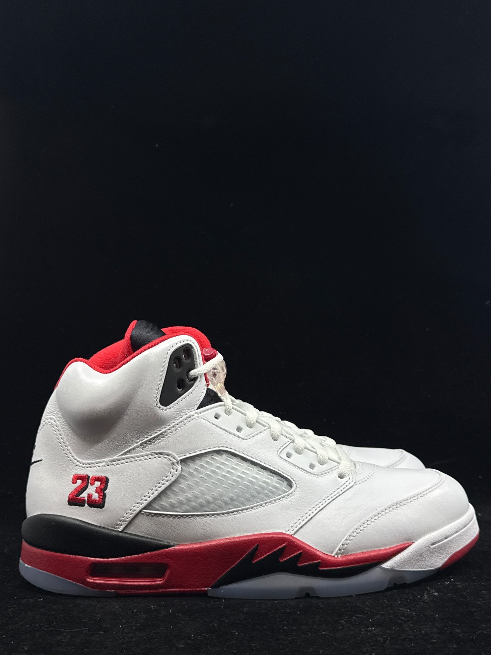 AJ 5 - FIRE RED BLACK TONGUE (2025)
