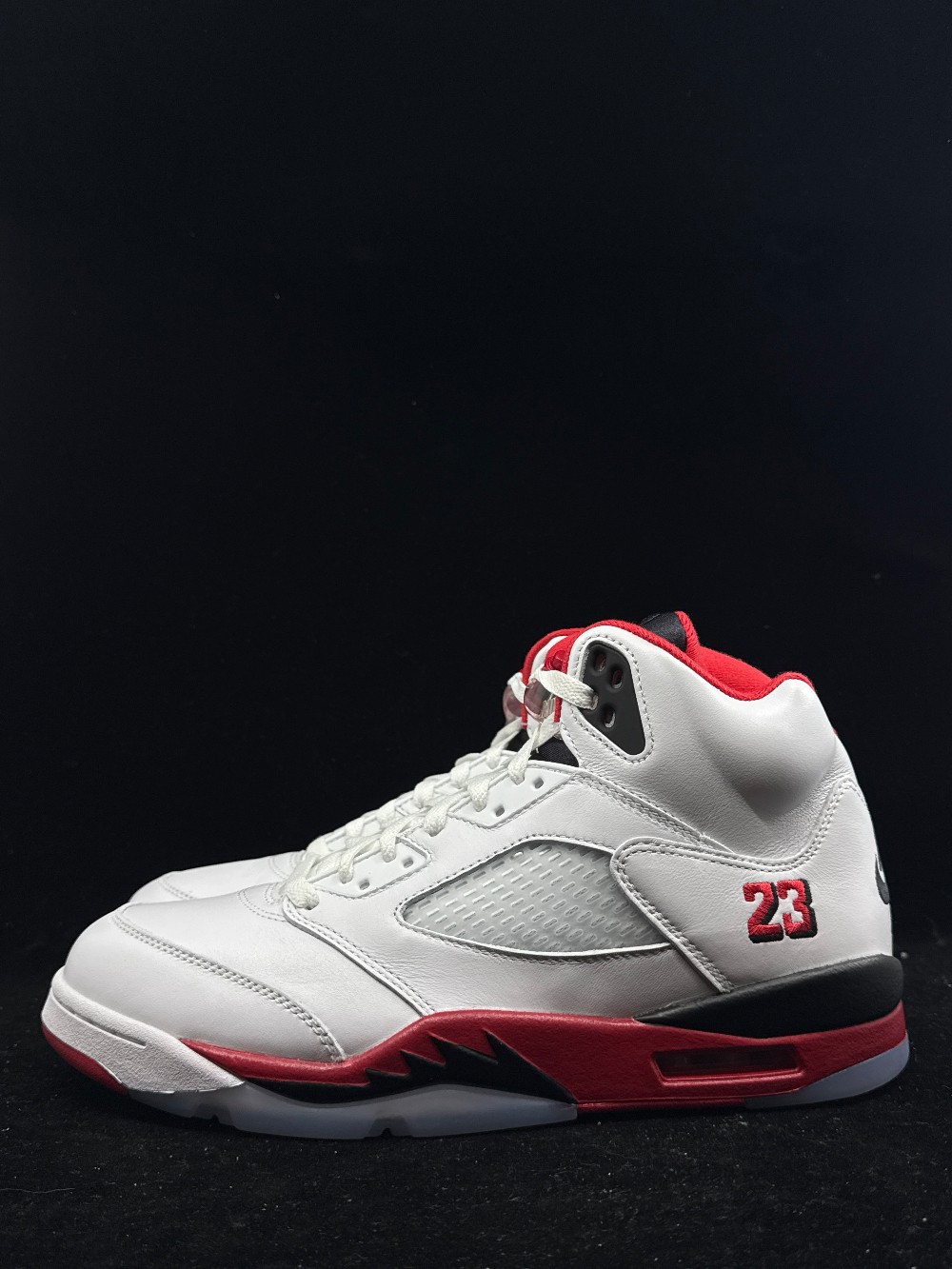 AJ 5 - FIRE RED BLACK TONGUE (2025)