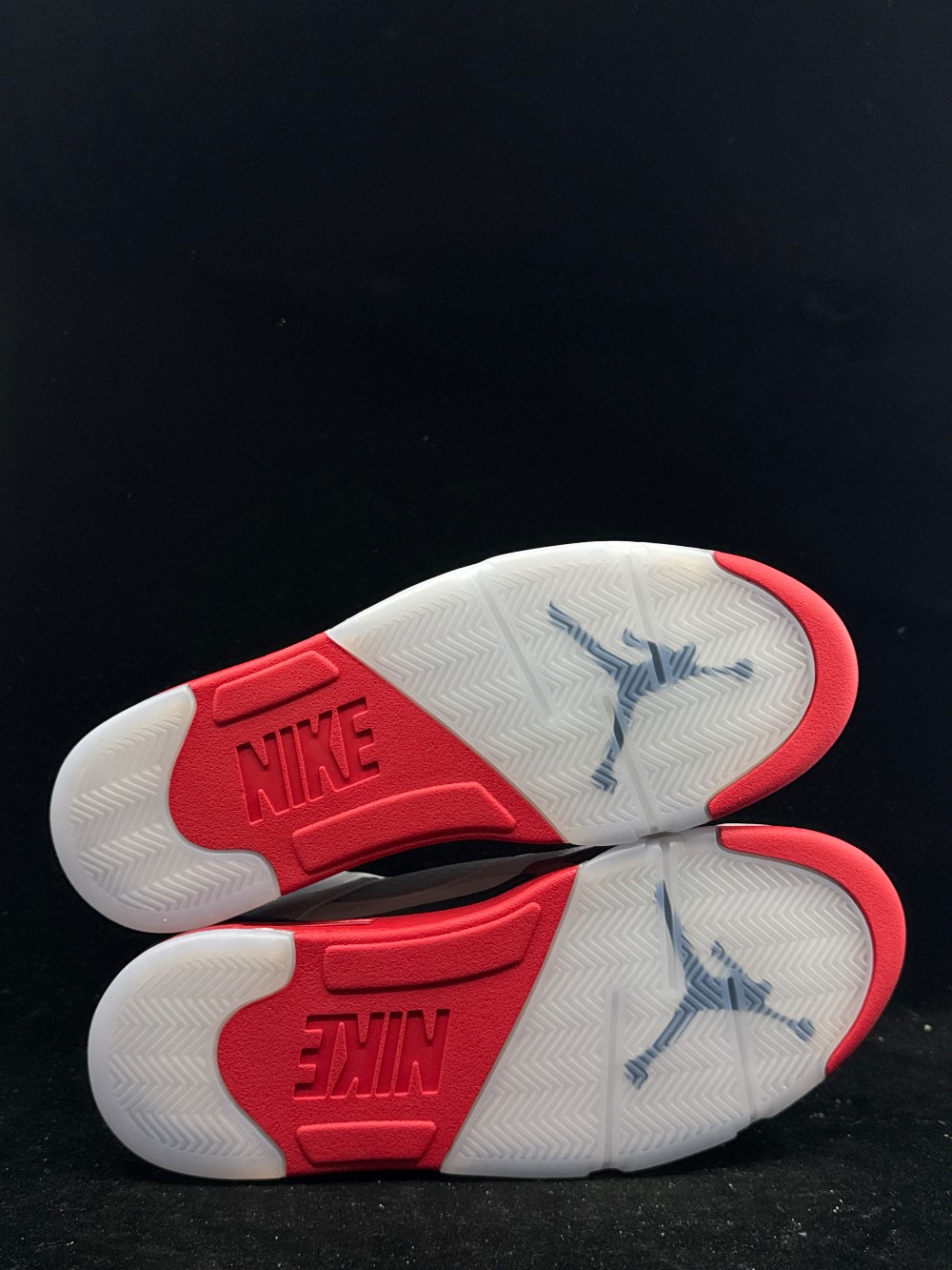 AJ 5 - FIRE RED BLACK TONGUE (2025)