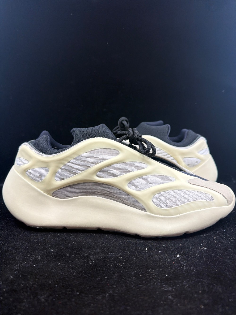 *USED* YEEZY 700 V3 - AZAEL