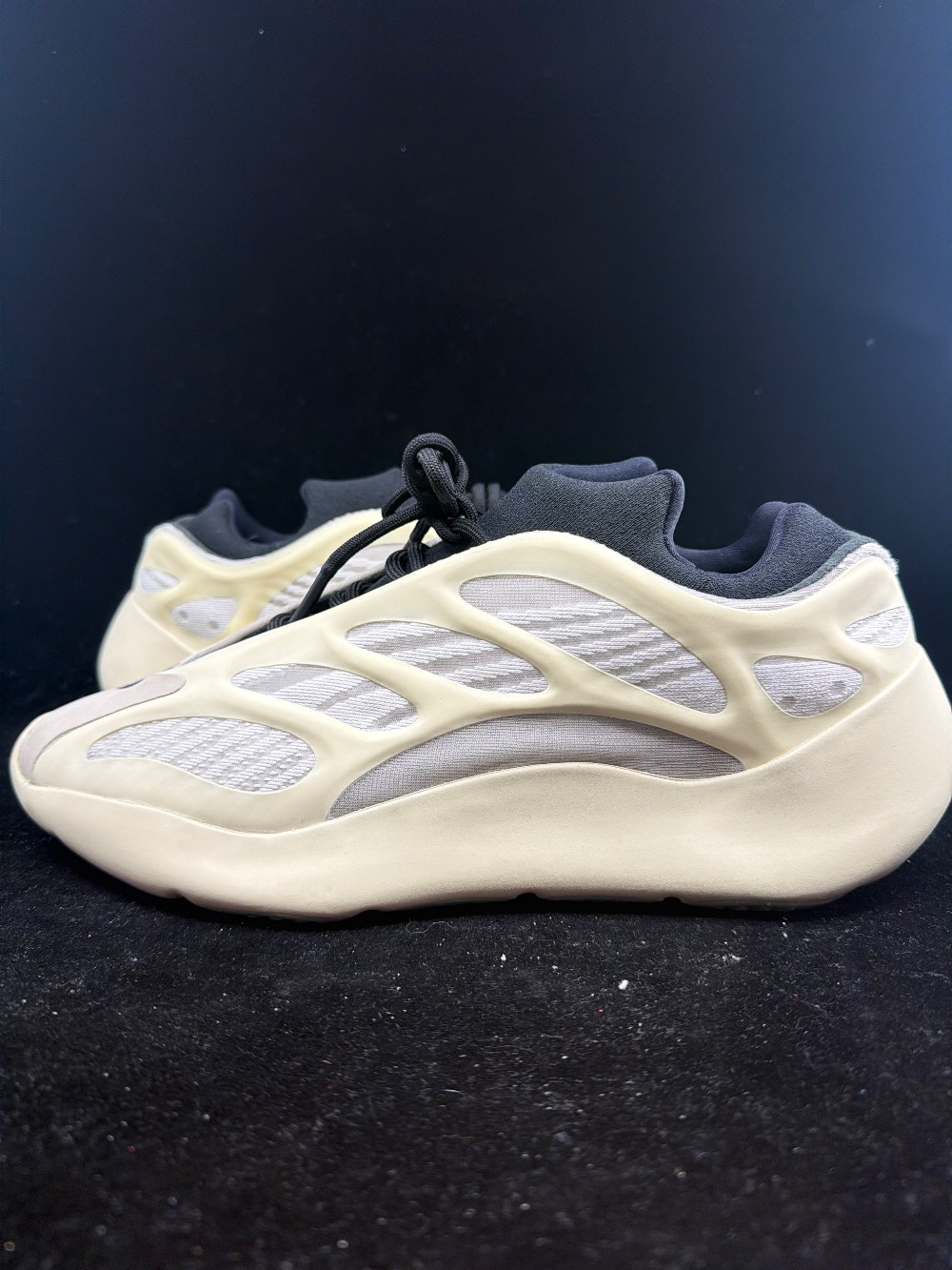 *USED* YEEZY 700 V3 - AZAEL
