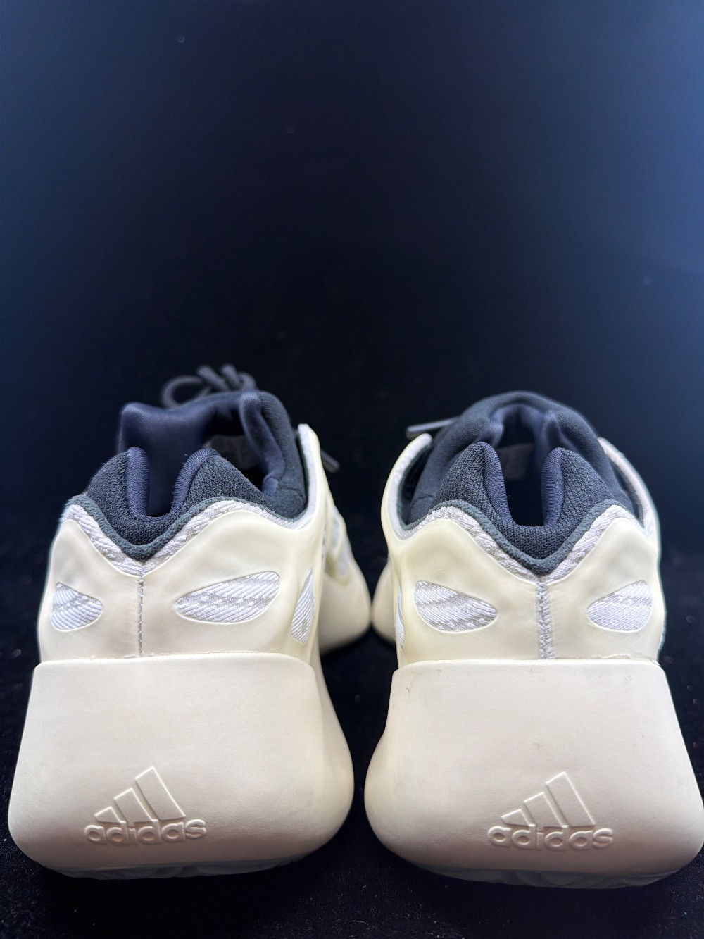 *USED* YEEZY 700 V3 - AZAEL