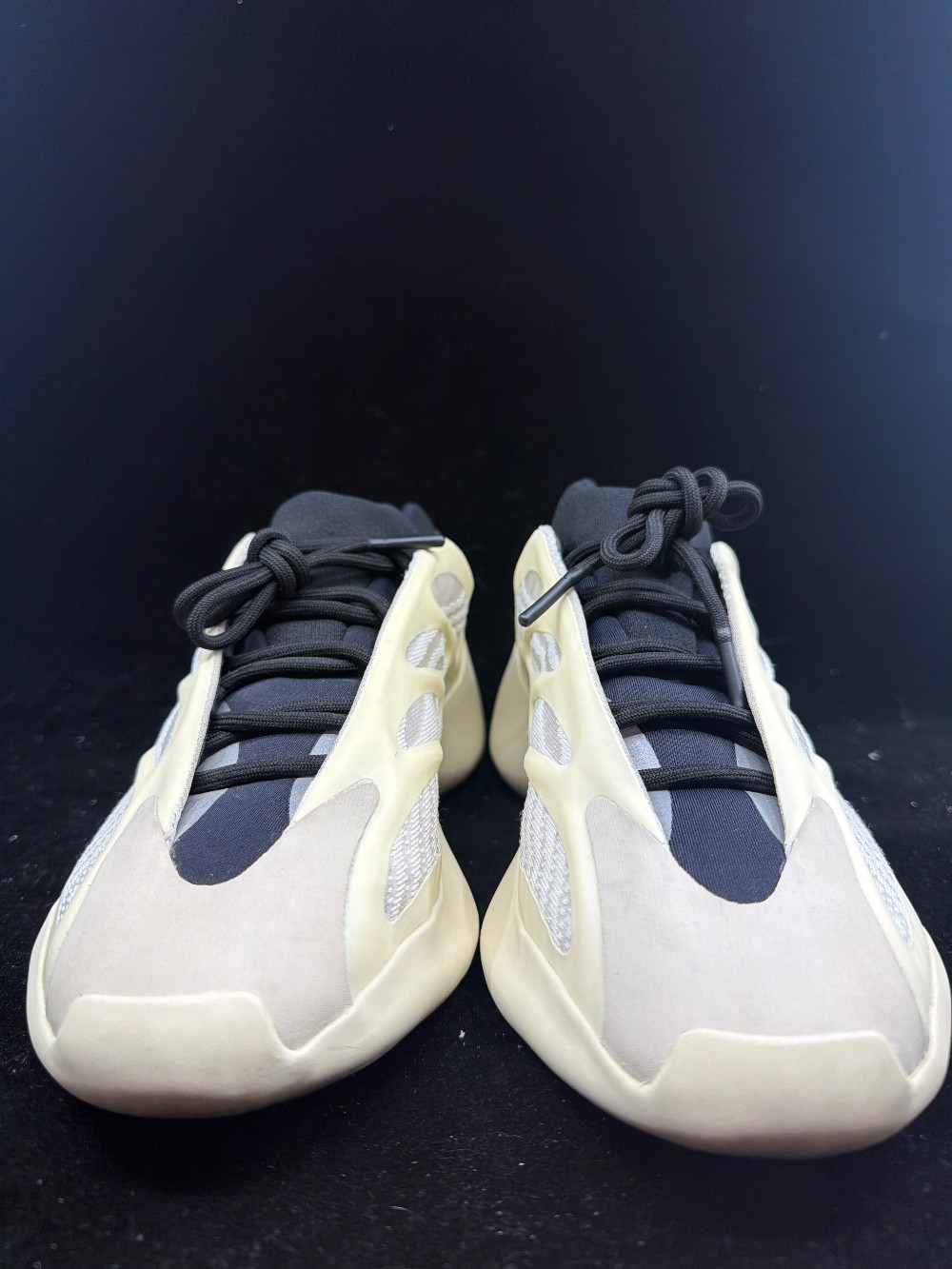 *USED* YEEZY 700 V3 - AZAEL