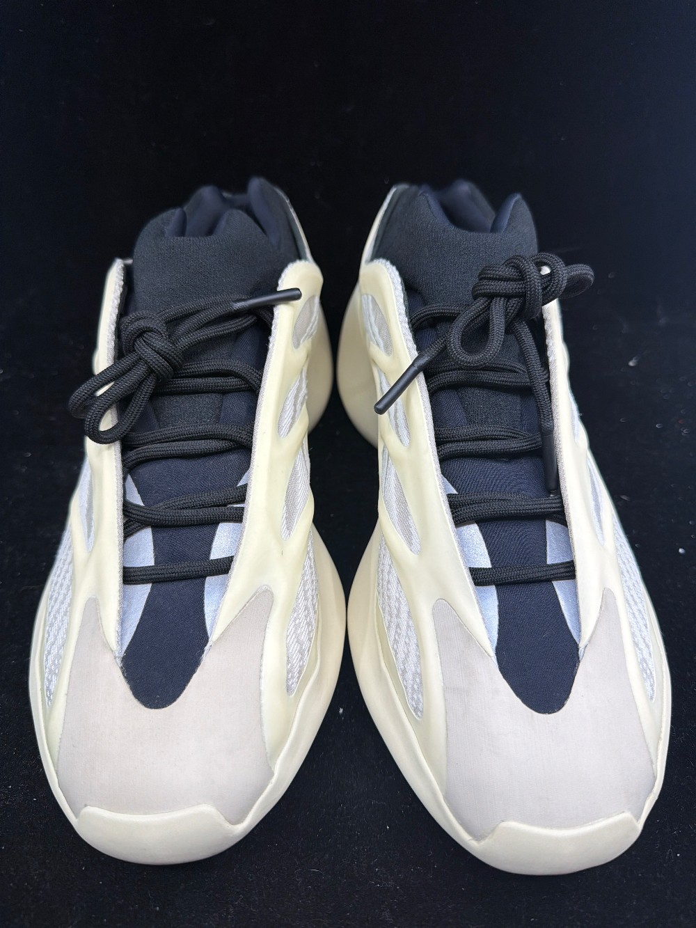 *USED* YEEZY 700 V3 - AZAEL